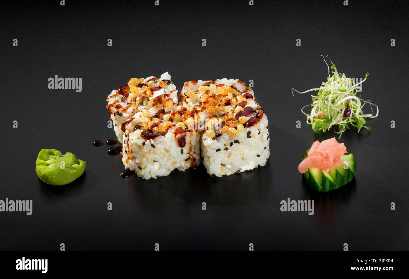 De délicieux sushis. Rouleaux de sushi Uramaki décoré avec du sésame Banque D'Images