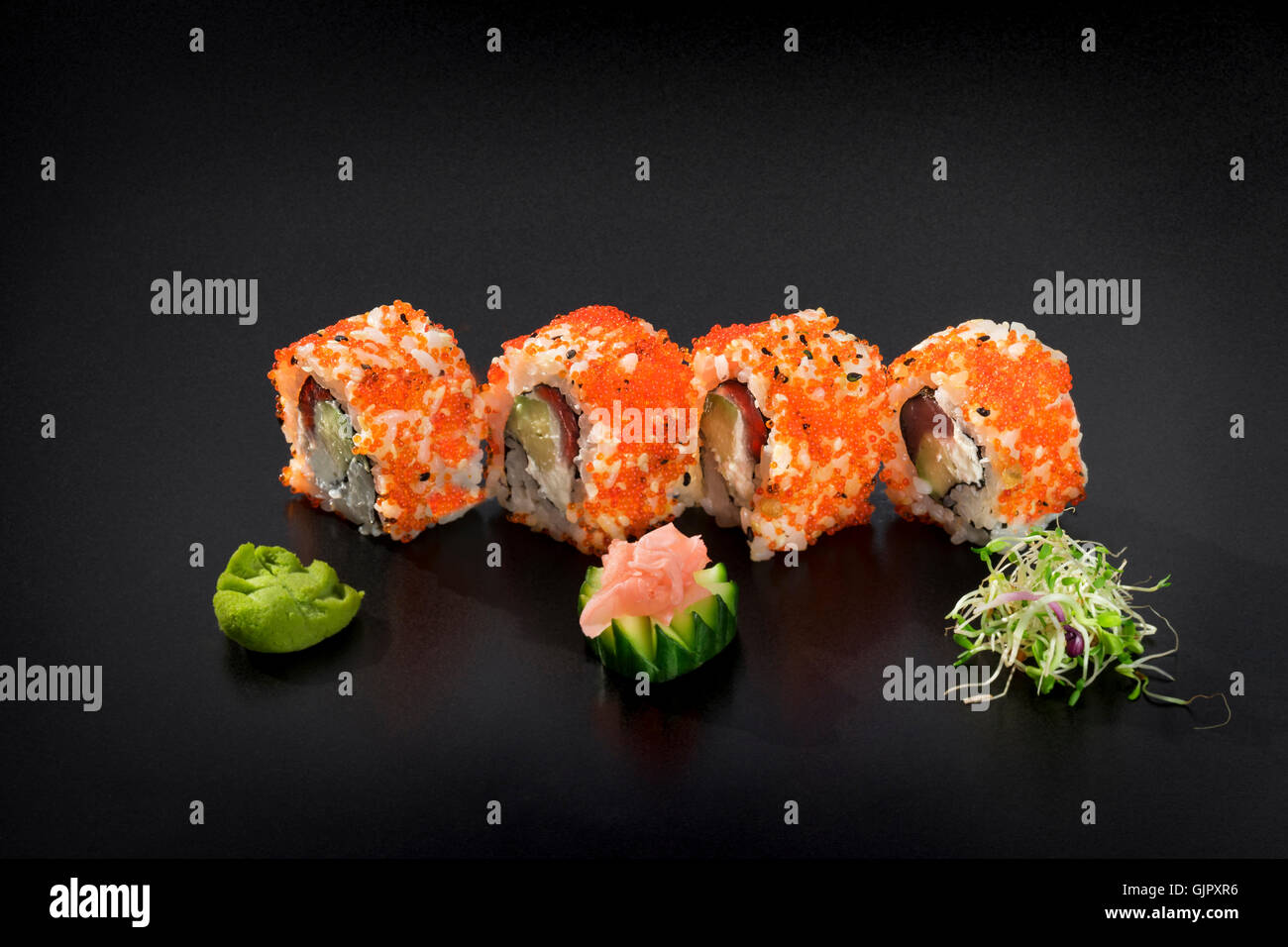 Délicieux sushis set.rouleaux de sushi Uramaki décorées avec caviar Banque D'Images