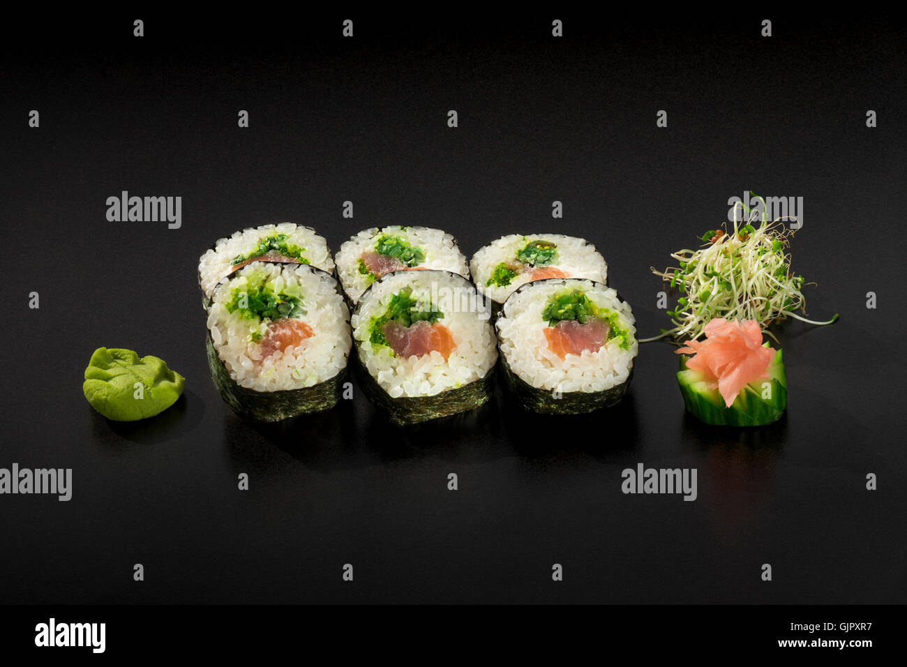 Rouleaux de sushi frais hosomaki décoré de salade d'algues et wasabi Banque D'Images