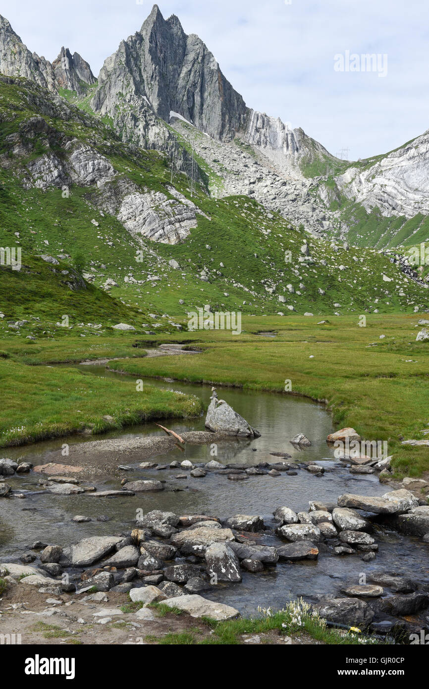 River sur le lac de Tremorgio sur le Canton du Tessin dans les Alpes Suisses Banque D'Images
