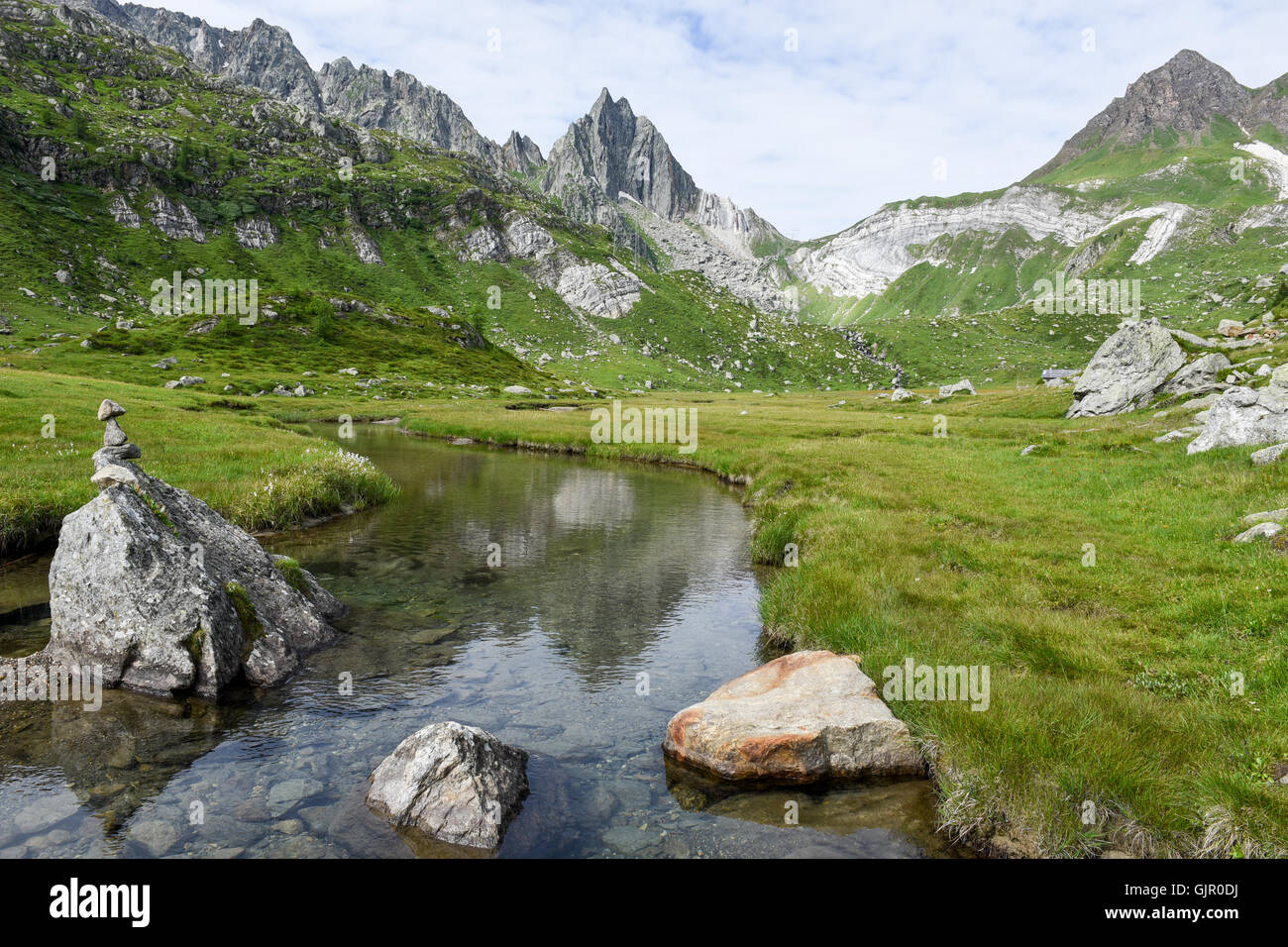 River sur le lac de Tremorgio sur le Canton du Tessin dans les Alpes Suisses Banque D'Images