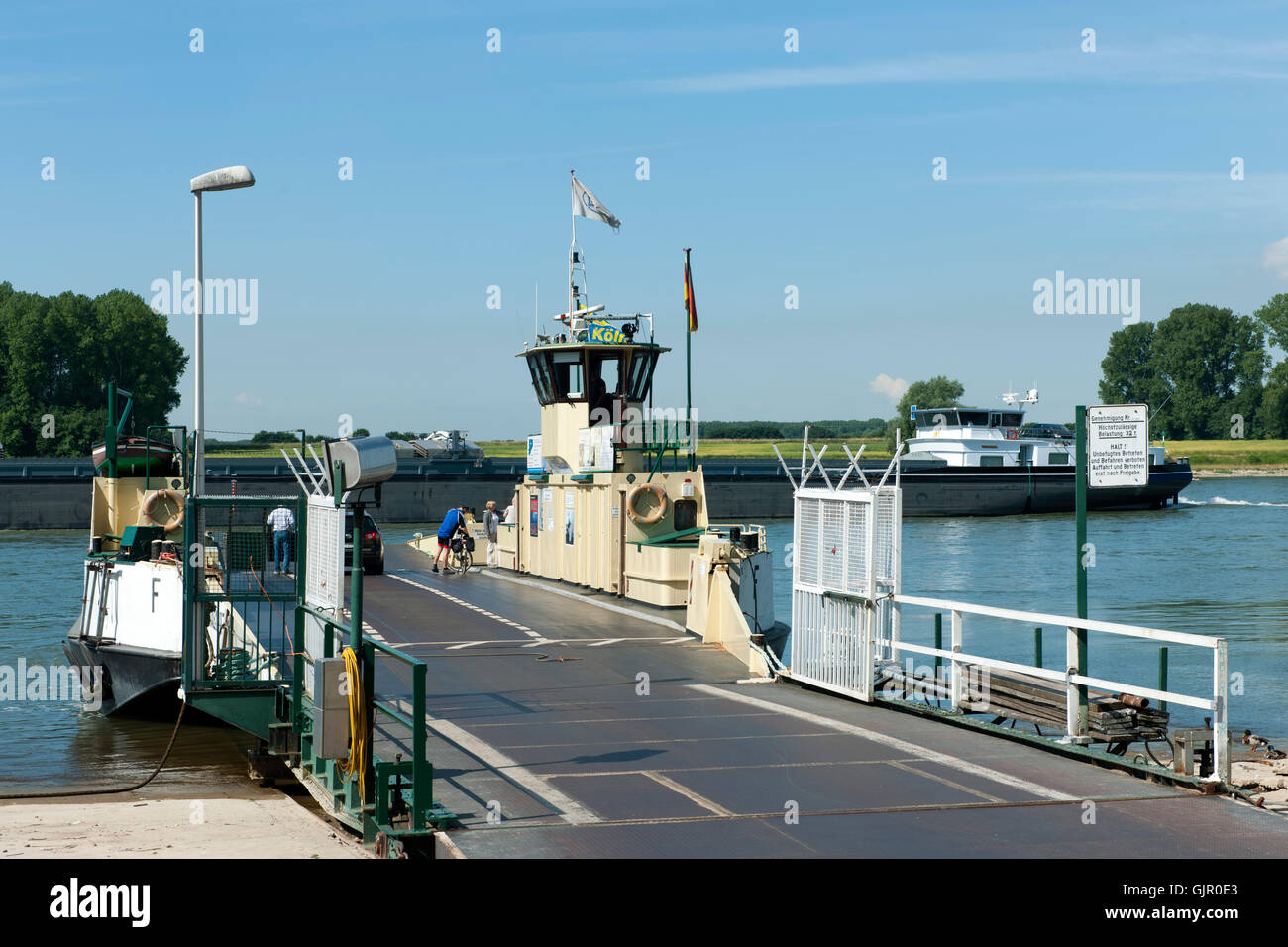 Deutschland, Leverkusen-Hitdorf, die nach nach Rheinfähre ist eine Autofähre Köln-Langel Banque D'Images