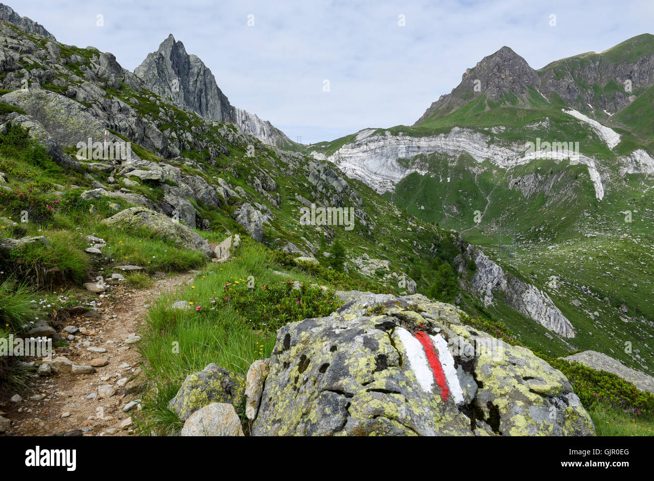 Pathway sur le lac de Tremorgio sur le Canton du Tessin dans les Alpes Suisses Banque D'Images