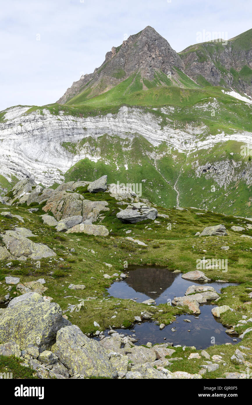 Paysage de montagne sur le lac de Tremorgio sur le Canton du Tessin dans les Alpes Suisses Banque D'Images