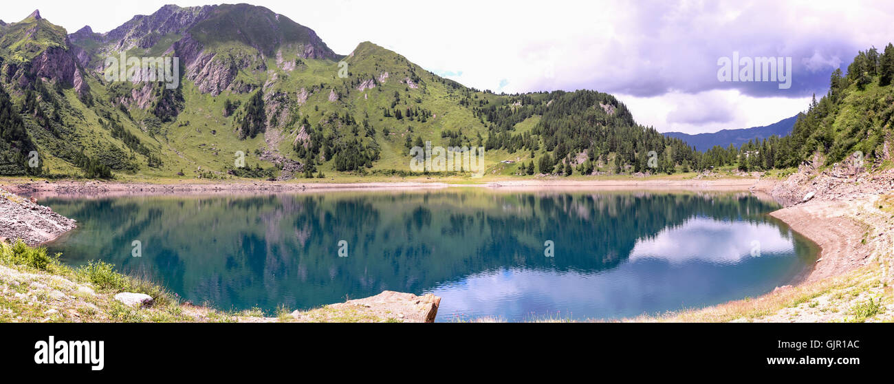 Le lac de Tremorgio sur le Canton du Tessin dans les Alpes Suisses Banque D'Images