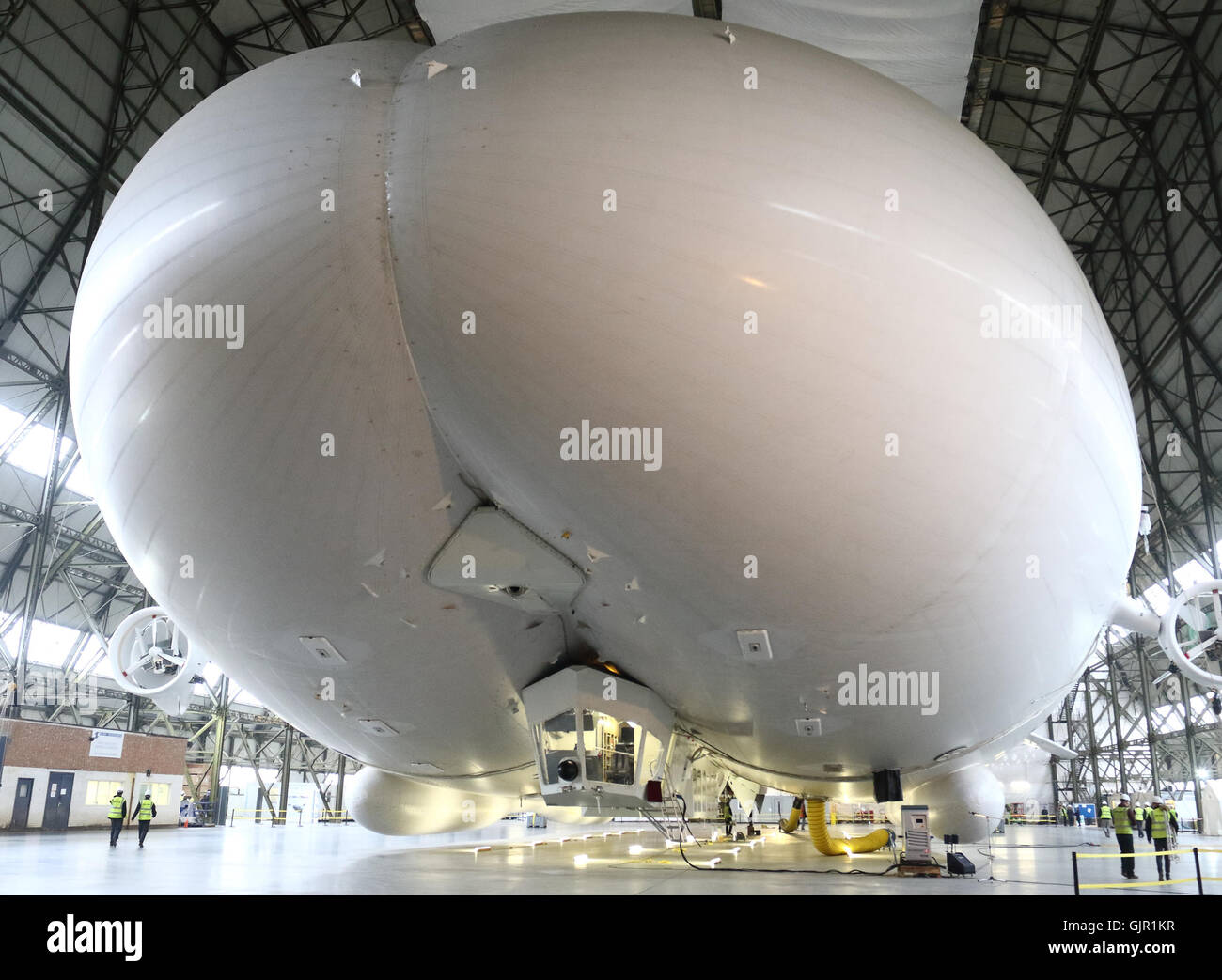 Le prince Edward, duc de Kent Air Véhicules hybrides visites' Airlander, 10 (surnommé 'The Flying Bum' en raison de sa ressemblance avec une paire de fesses) qui sera bientôt lancée et sera le plus gros avion en fonctionnement dans le monde, le Hangar 1, l'Aérodrome de Cardington n Banque D'Images