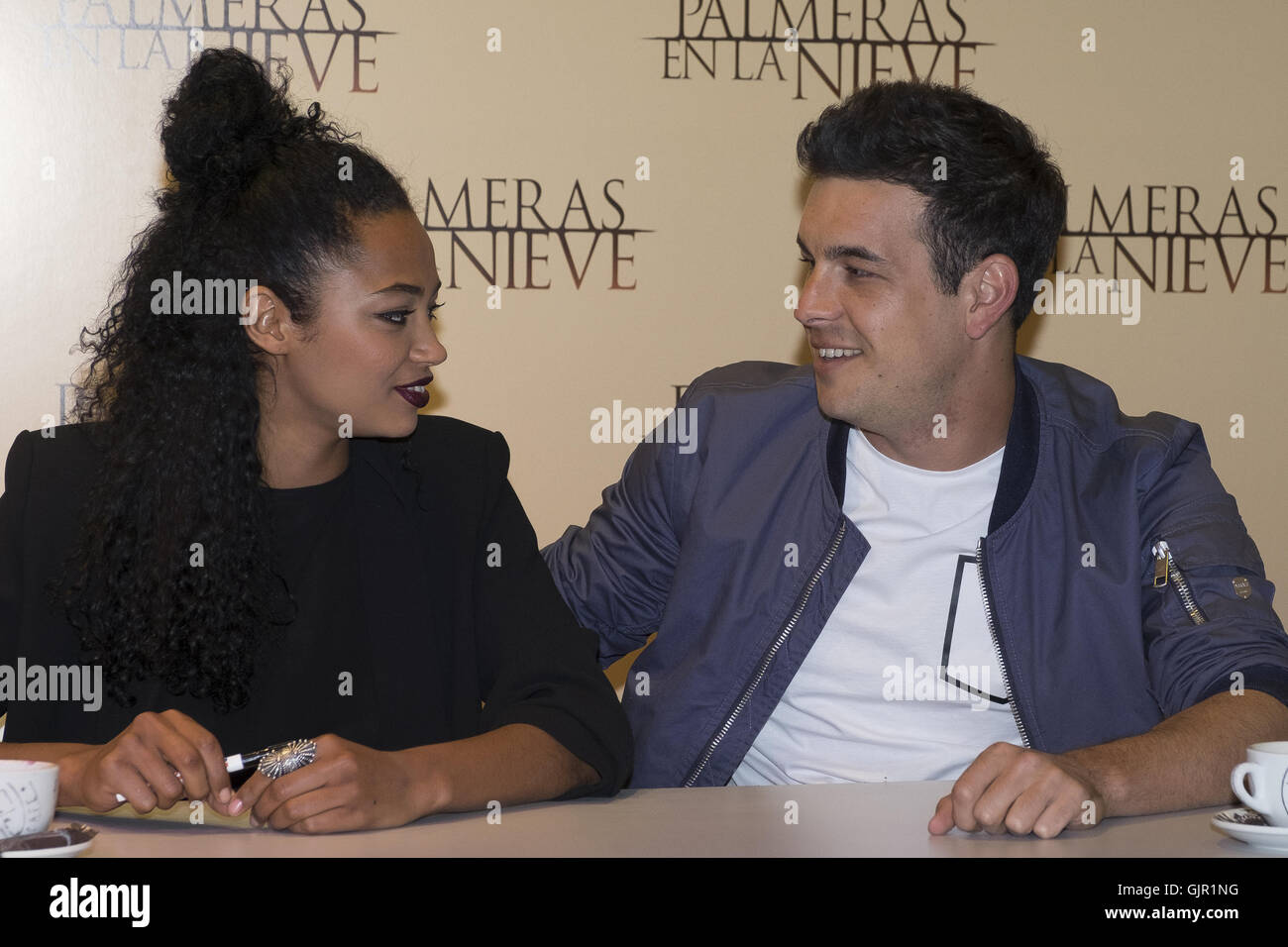 Acteurs espagnols Mario Casas et Berta Vazquez signer des DVD de leur  nouveau film 'palmiers dans la neige' ('Palmeras en la Nieve') à la Fnac de  Madrid comprend : Mario Casas, Berta