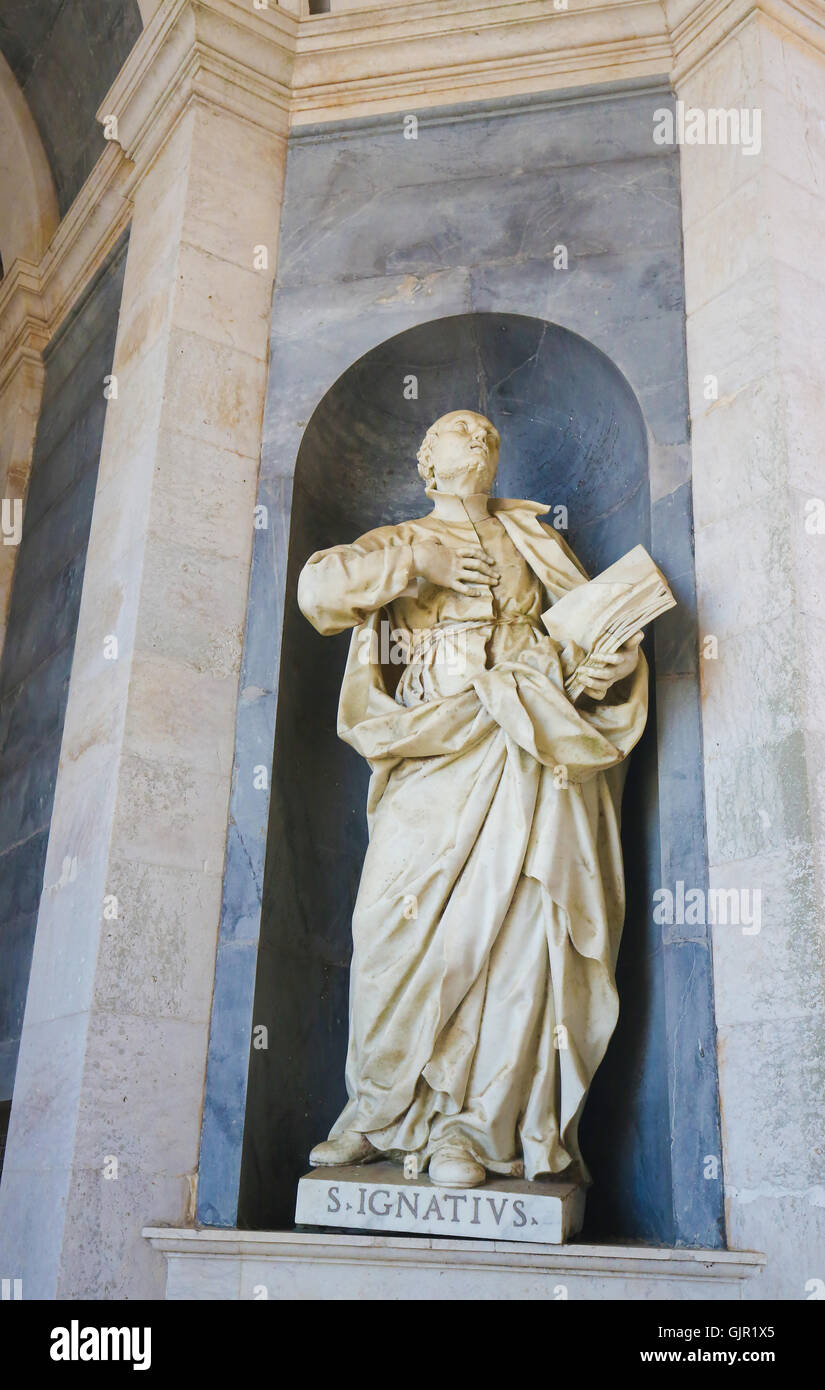 Statue de Saint Ignace de Loyola, fondateur de la Compagnie de Jésus, à le palais de Mafra au Portugal. Banque D'Images