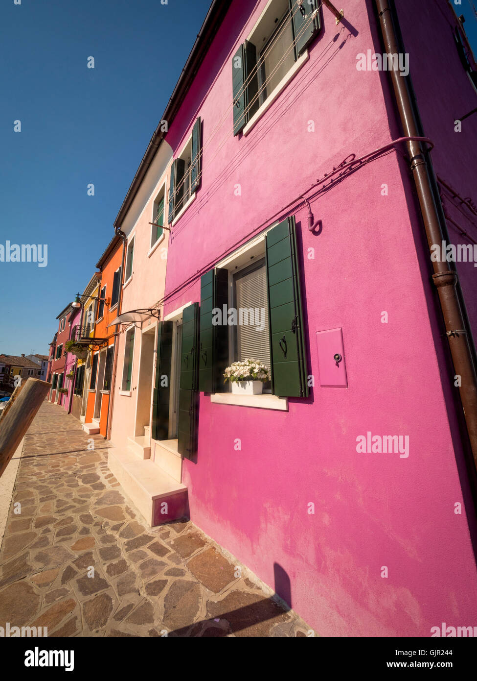 Les maisons traditionnelles colorées côté canal de l'île de Burano. Venise, Italie. Banque D'Images