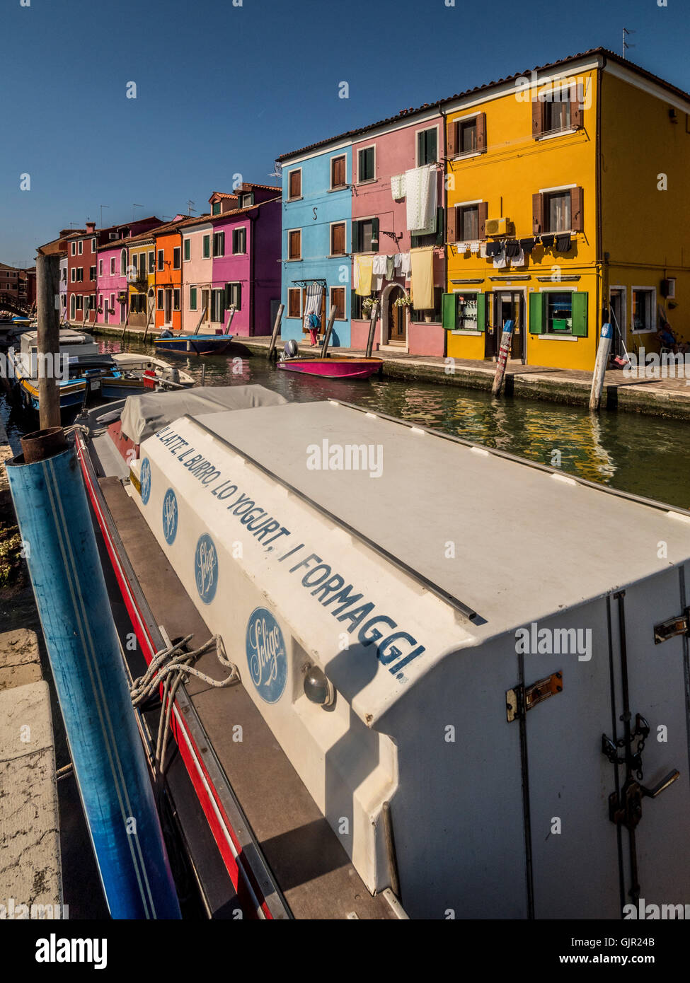 La maison traditionnelle colorée en bord de canal de l'île de Burano. Venise, Italie. Banque D'Images