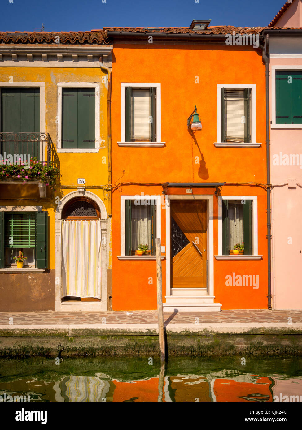 Maisons en terrasse aux couleurs vives sur l'île de Burano. Venise, Italie. Banque D'Images
