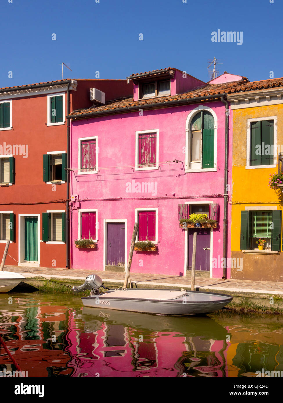 Maisons en terrasse aux couleurs vives sur l'île de Burano. Venise, Italie. Banque D'Images