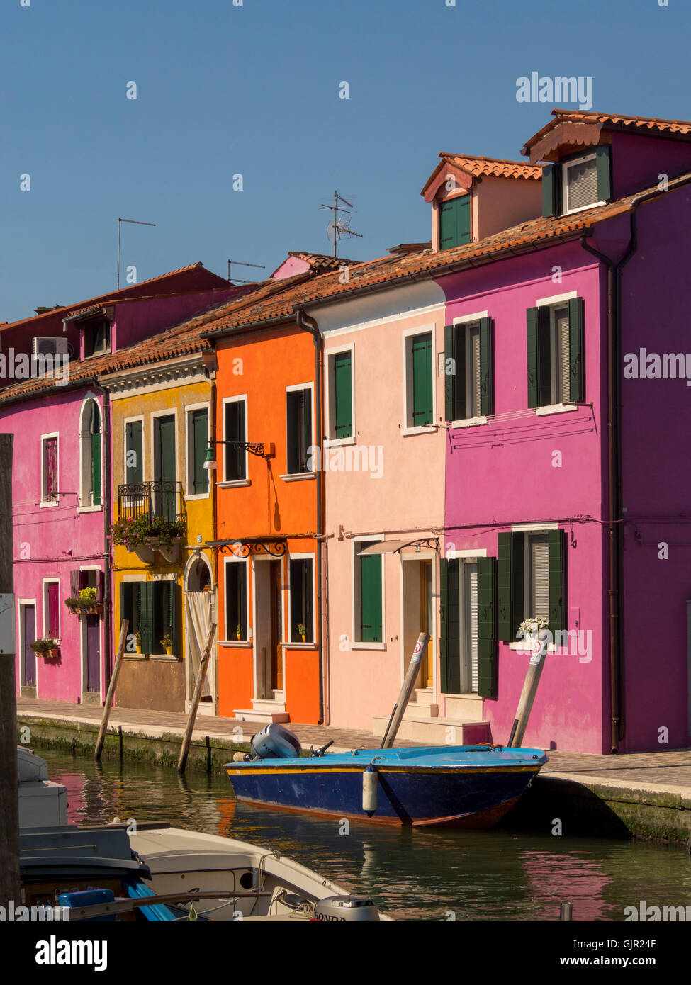 Les maisons traditionnelles colorées côté canal sur l'île de Burano. Venise, Italie. Banque D'Images