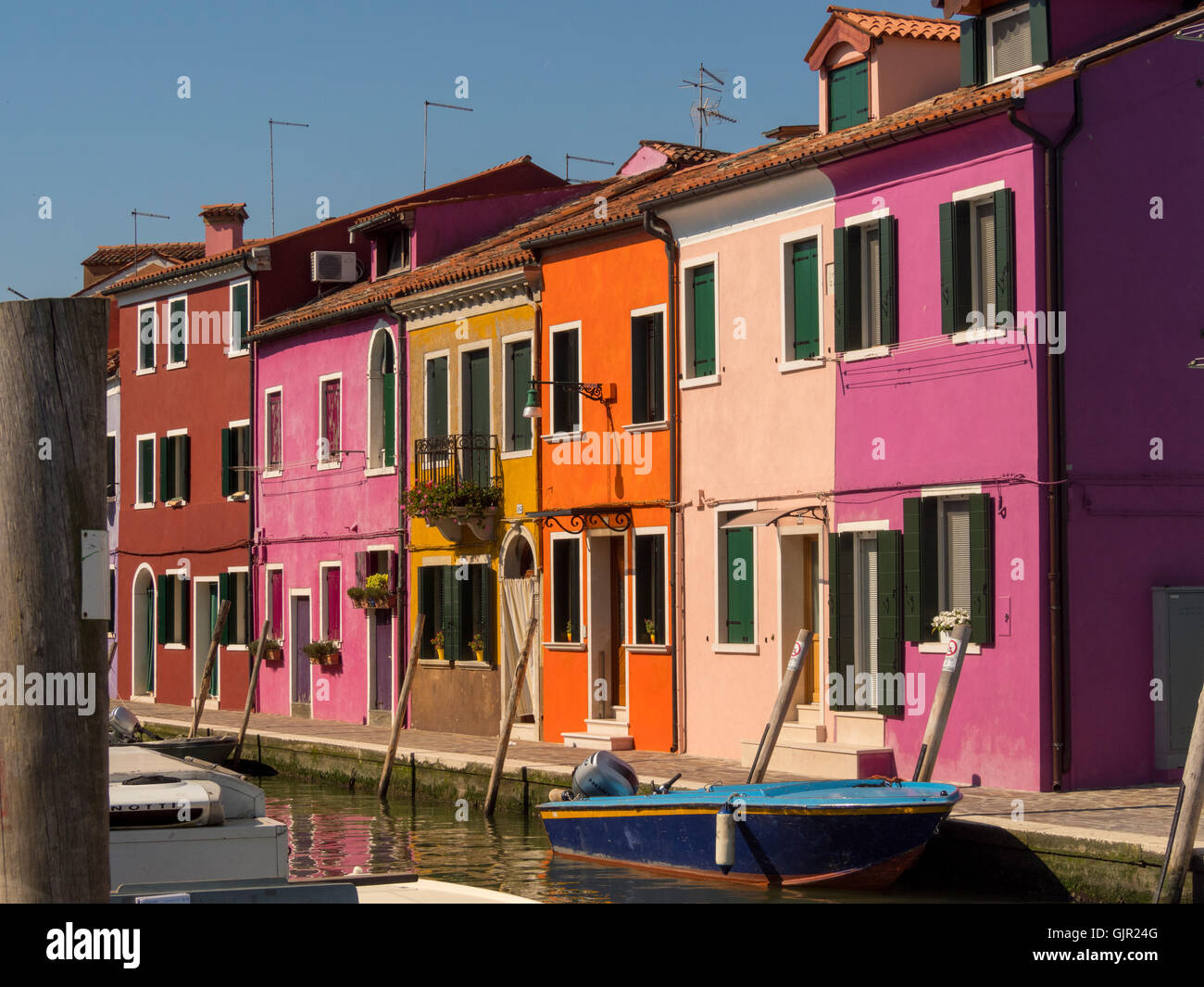 Maisons en terrasse aux couleurs vives sur l'île de Burano. Venise, Italie. Banque D'Images