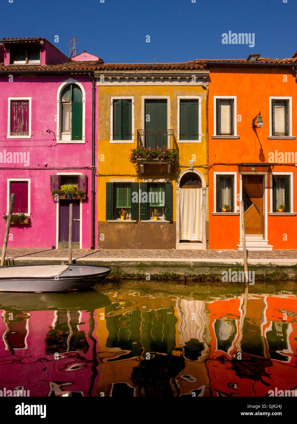 Maisons en terrasse aux couleurs vives sur l'île de Burano. Venise, Italie. Banque D'Images
