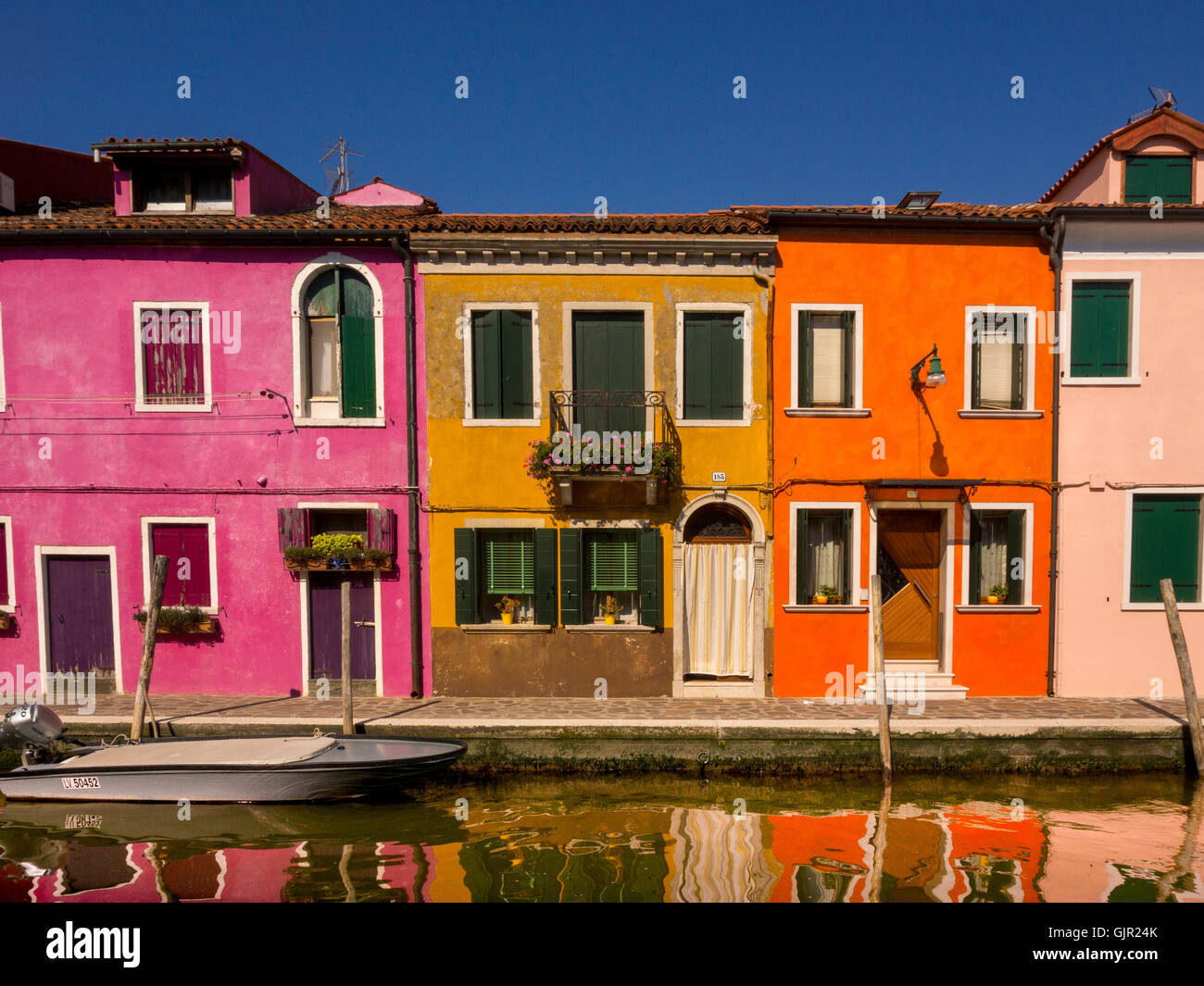 Maisons en terrasse aux couleurs vives sur l'île de Burano. Venise, Italie. Banque D'Images