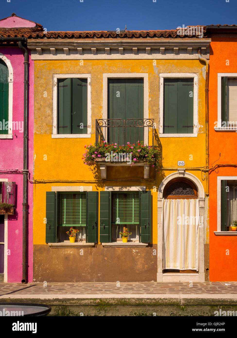 La maison traditionnelle colorée, en bord de canal sur l'île de Burano. Venise, Italie. Banque D'Images