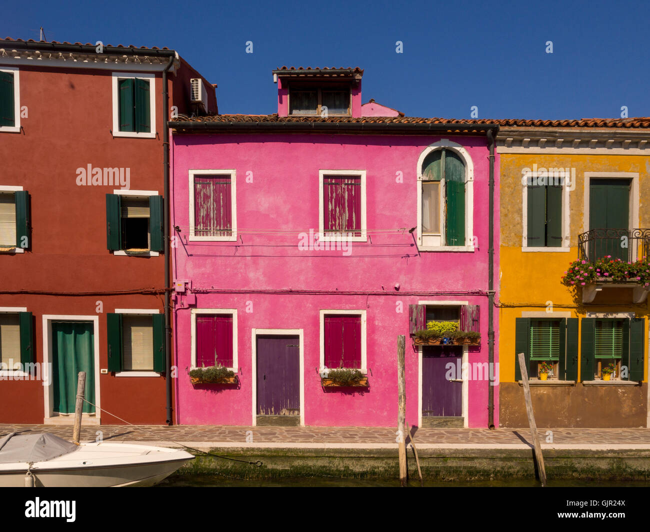 Les maisons traditionnelles colorées côté canal sur l'île de Burano. Venise, Italie. Banque D'Images