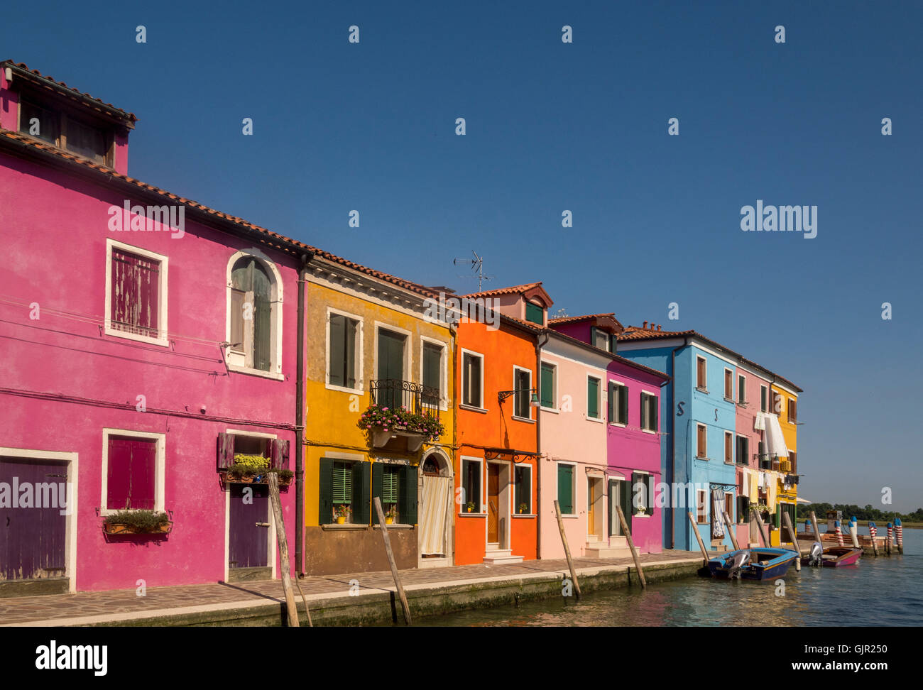 Maisons en terrasse aux couleurs vives sur l'île de Burano. Venise, Italie. Banque D'Images