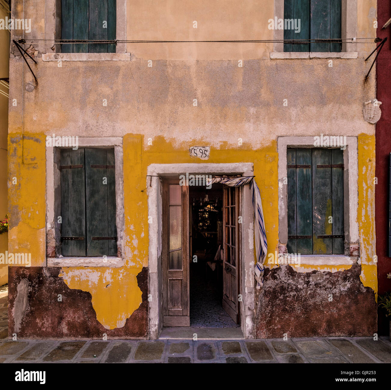 Maison traditionnelle avec terrasse en cours de rénovation sur l'île de Burano. Venise, Italie. Banque D'Images