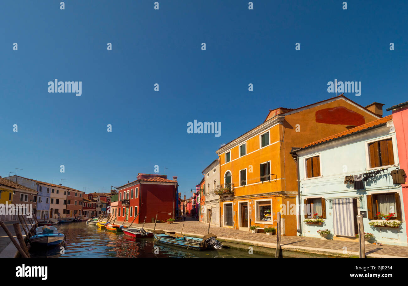 Maisons en terrasse aux couleurs vives sur l'île de Burano. Venise, Italie. Banque D'Images