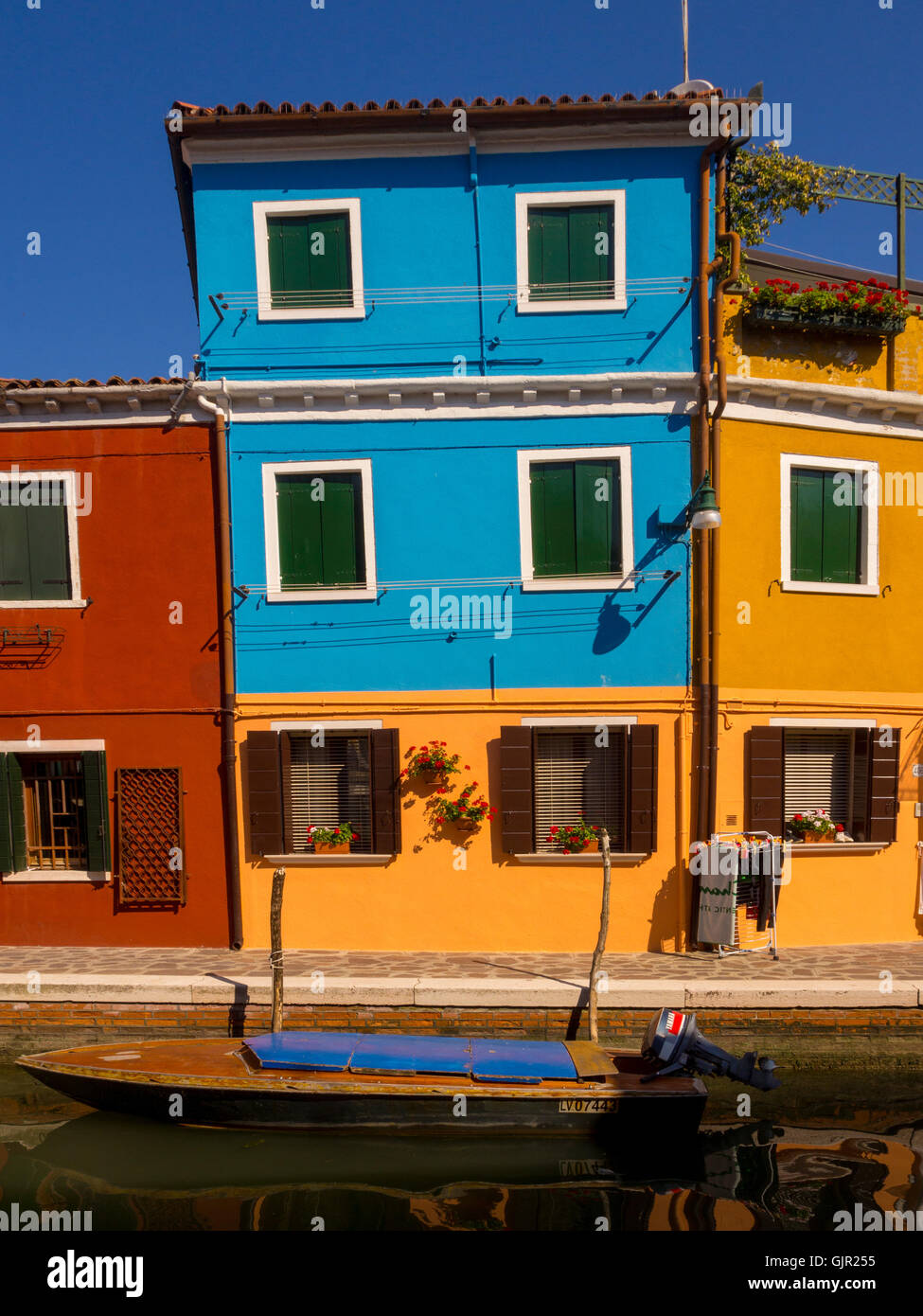 Maisons en terrasse aux couleurs vives sur l'île de Burano. Venise, Italie. Banque D'Images