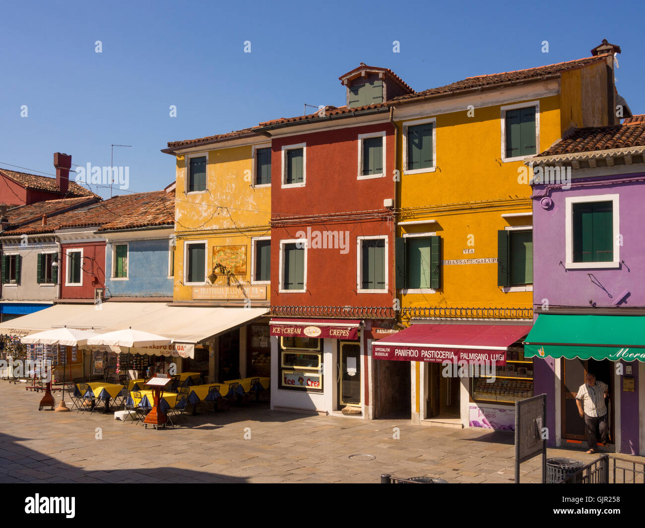 L'extérieur traditionnel peint coloré boutique sur l'île de Burano. Venise, Italie. Banque D'Images
