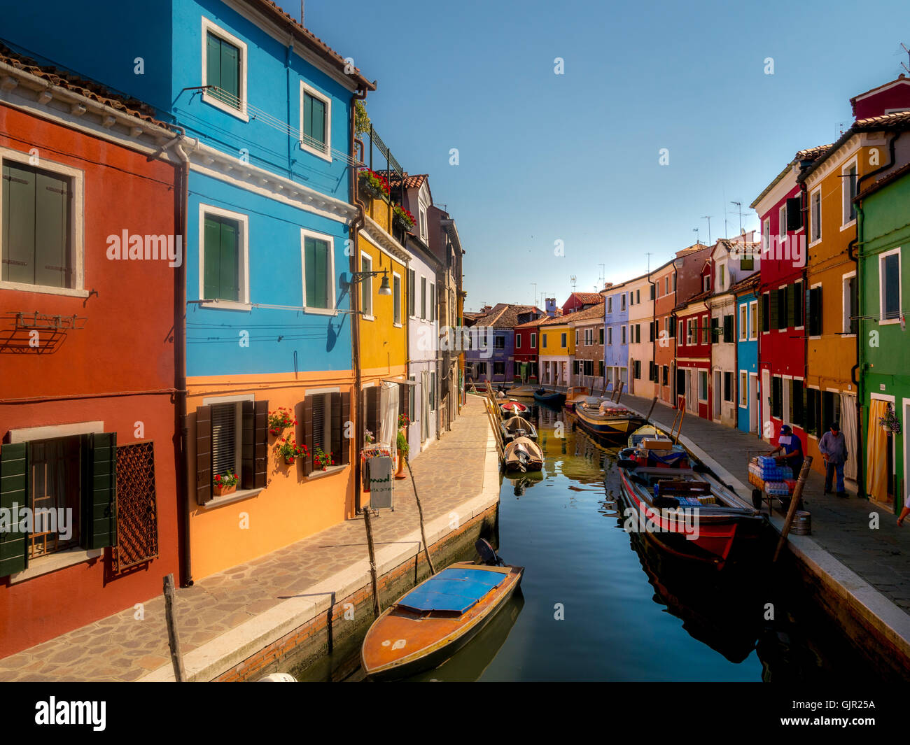 Les maisons traditionnelles colorées côté canal sur l'île de Burano. Venise, Italie. Banque D'Images