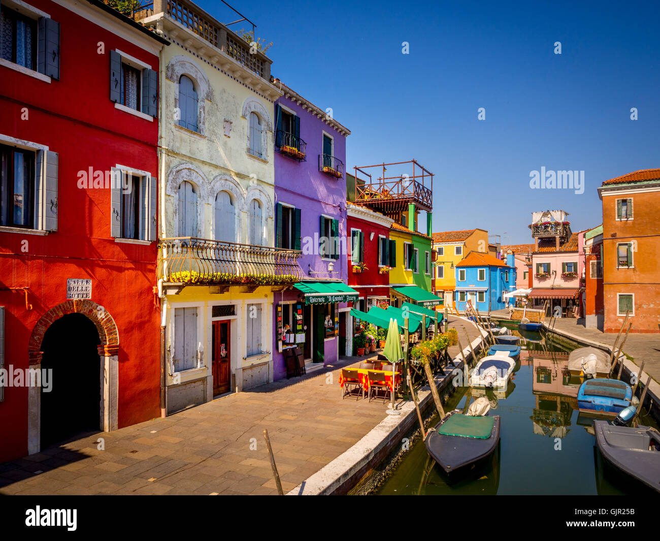 La terrasse traditionnelle colorée en bord de canal se trouve sur l'île de Burano. Venise, Italie. Banque D'Images