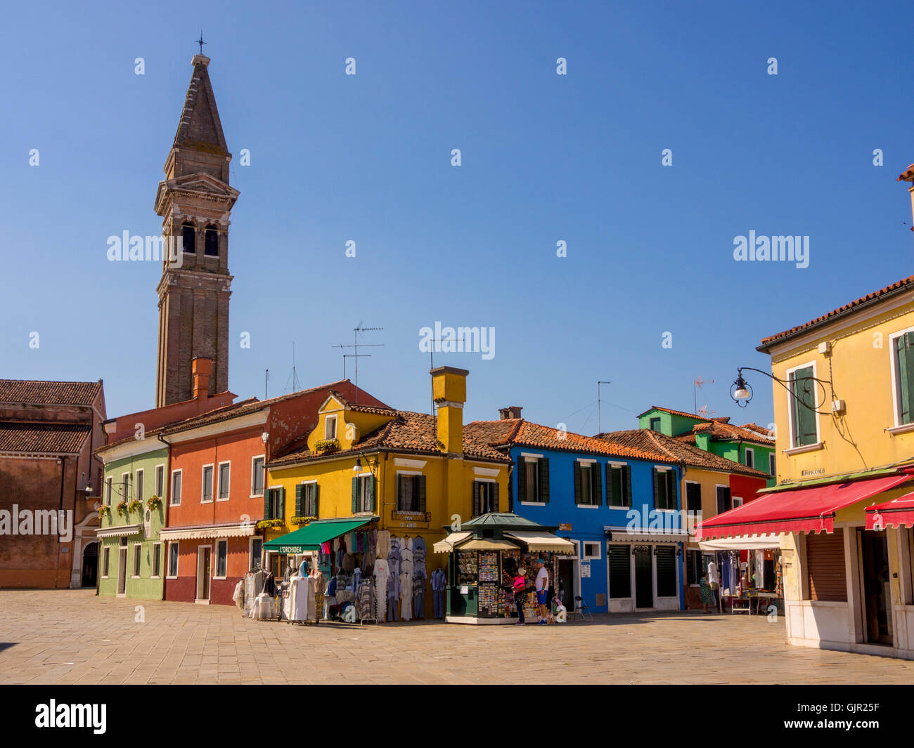 Façades extérieures traditionnelles et colorées de maisons et de boutiques sur l'île de Burano. Venise, Italie. Banque D'Images