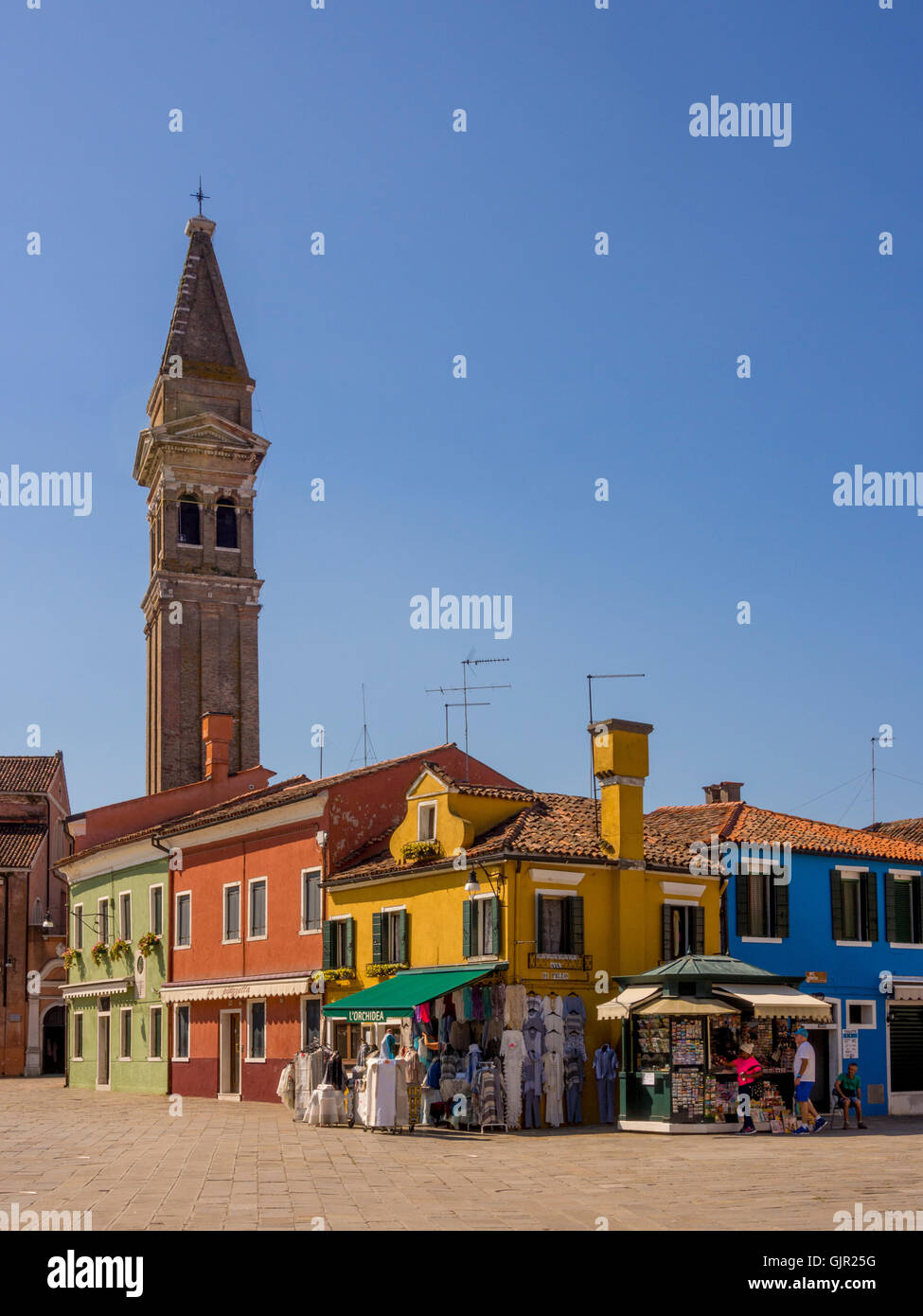 L'extérieur traditionnel peint coloré boutique sur l'île de Burano. Venise, Italie. Banque D'Images