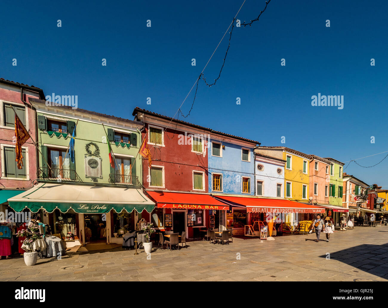 L'extérieur traditionnel peint coloré boutique sur l'île de Burano. Venise, Italie. Banque D'Images