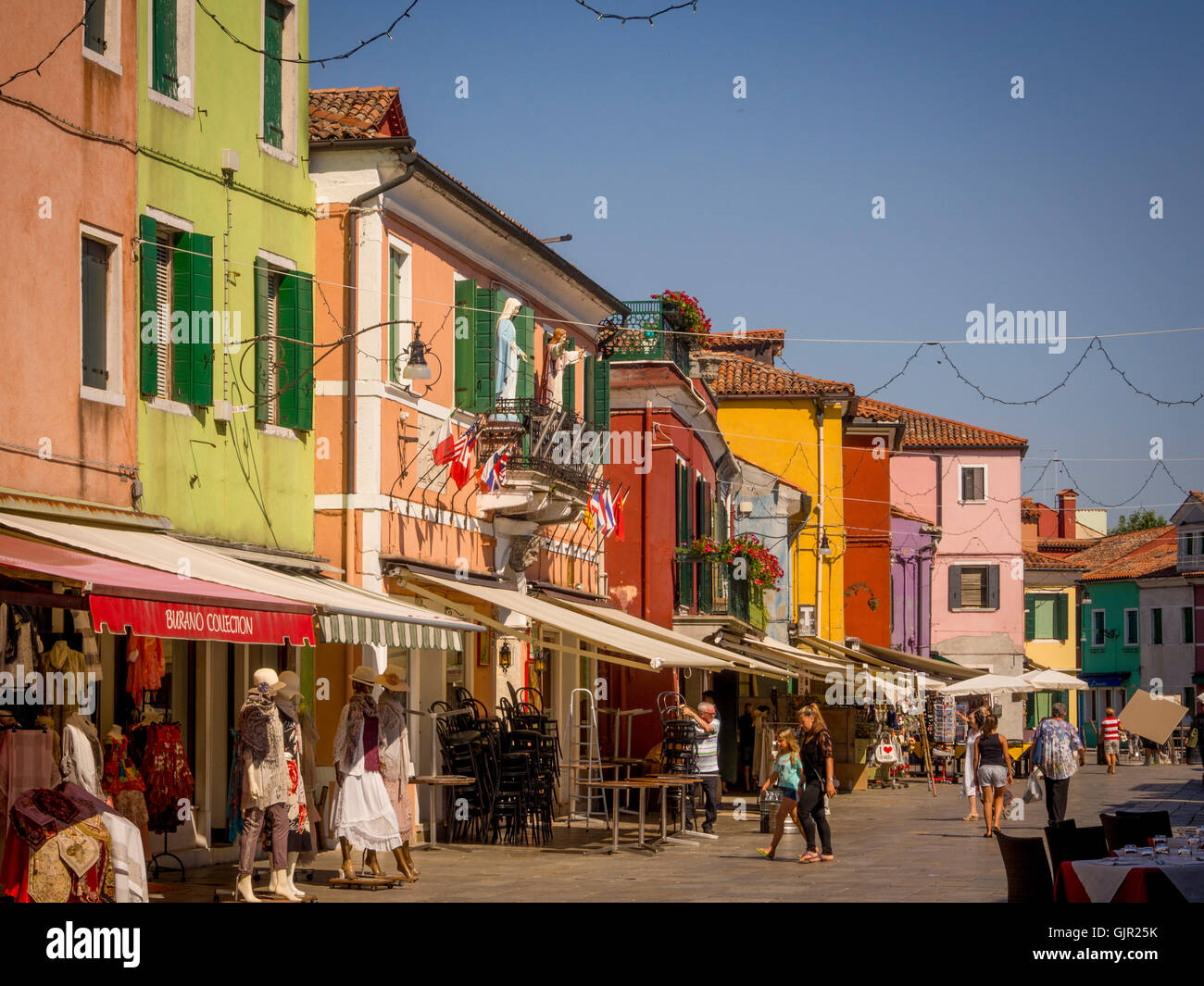 L'extérieur traditionnel peint coloré boutique sur l'île de Burano. Venise, Italie. Banque D'Images