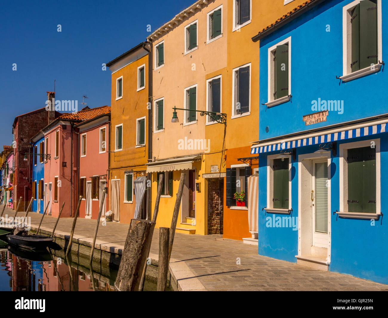 Maisons en terrasse aux couleurs vives sur l'île de Burano. Venise, Italie. Banque D'Images