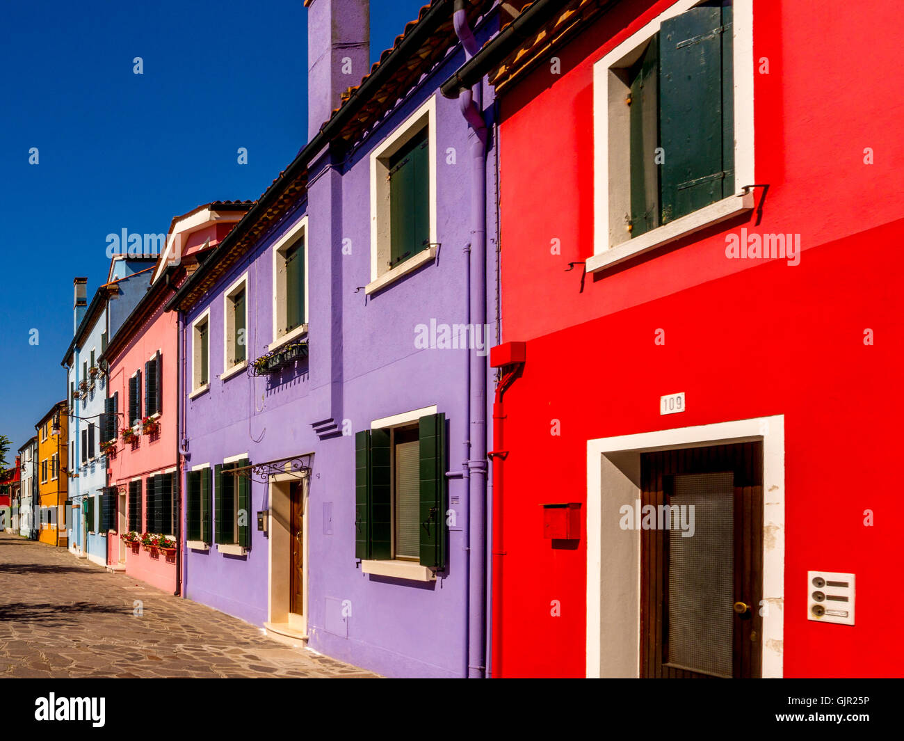 La terrasse traditionnelle colorée en bord de canalside maisons sur l'île de Burano. Venise, Italie. Banque D'Images