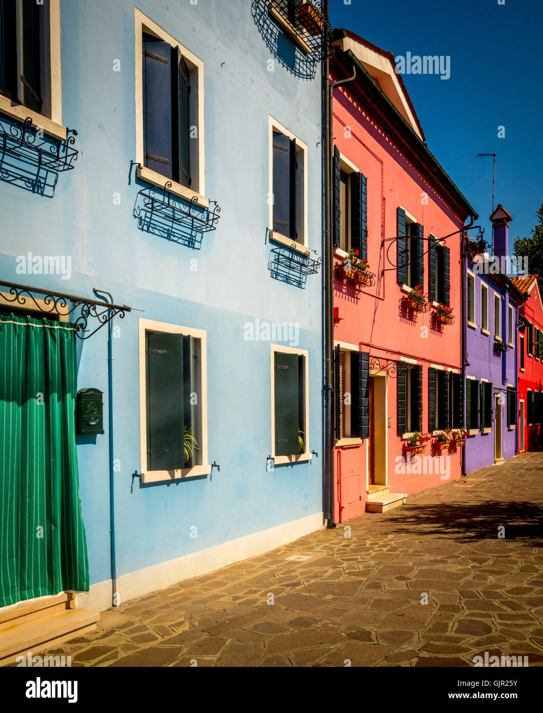 La terrasse traditionnelle colorée en bord de canalside maisons sur l'île de Burano. Venise, Italie. Banque D'Images
