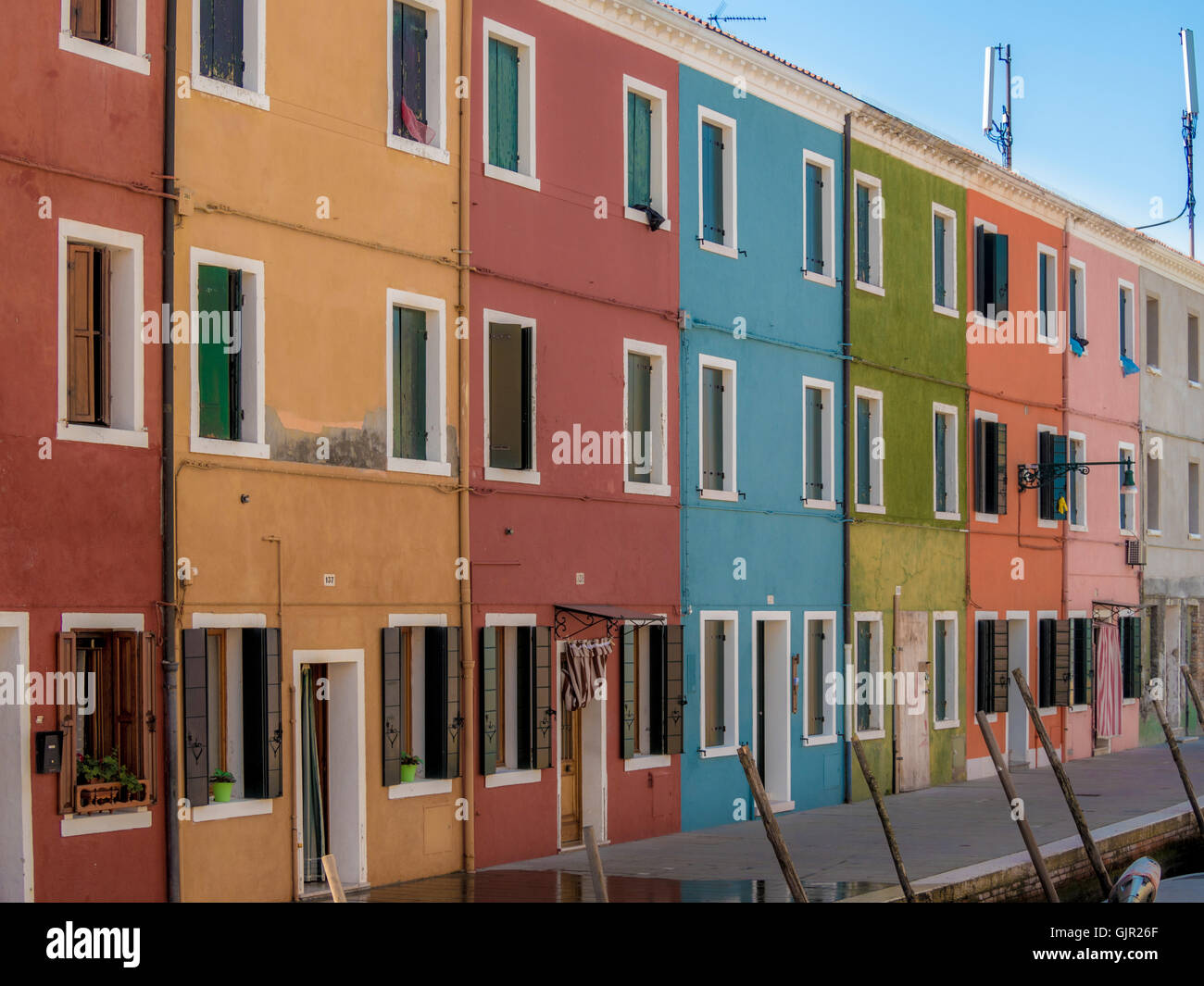 La terrasse traditionnelle colorée en bord de canalside maisons sur l'île de Burano. Venise, Italie. Banque D'Images