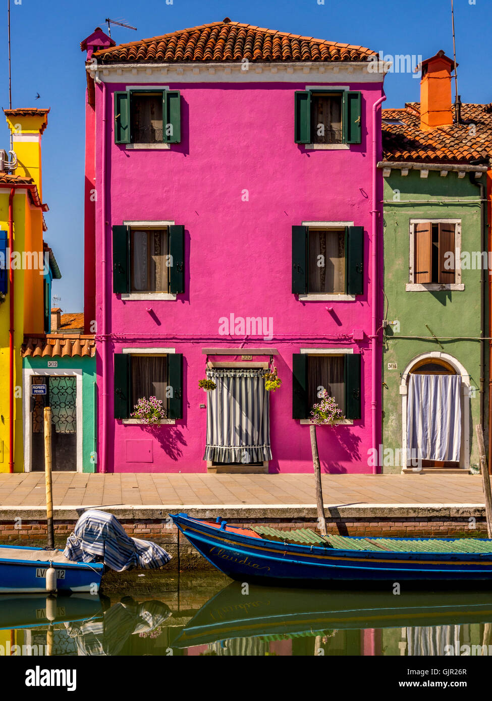 Le traditionnel peint en couleurs les bâtiments de l'île de Burano. Venise, Italie. Banque D'Images