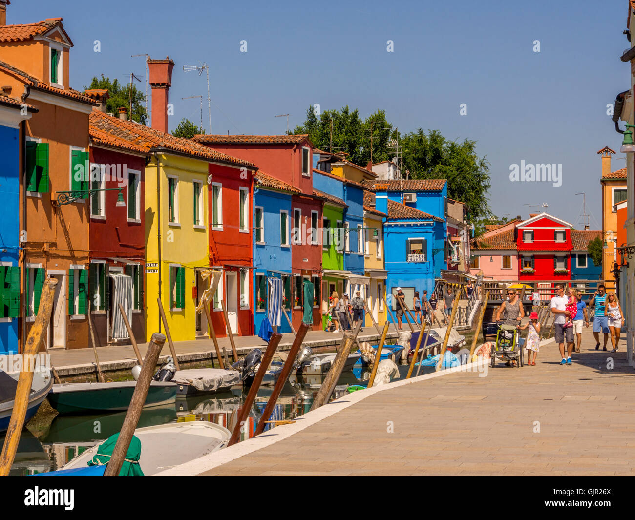 Maisons en terrasse aux couleurs vives sur l'île de Burano. Venise, Italie. Banque D'Images