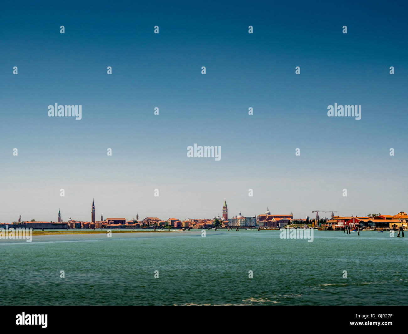 L'île de Venise tourné à partir de la lagune de Venise, avec le clocher de la Basilique St Marc dans l'Arsenale centre vers la gauche. Banque D'Images