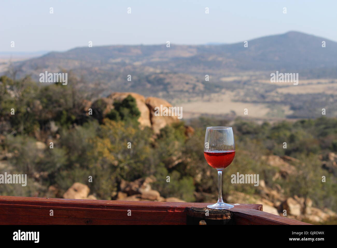 Prendre un verre de vin rosé avec une vue imprenable Banque D'Images