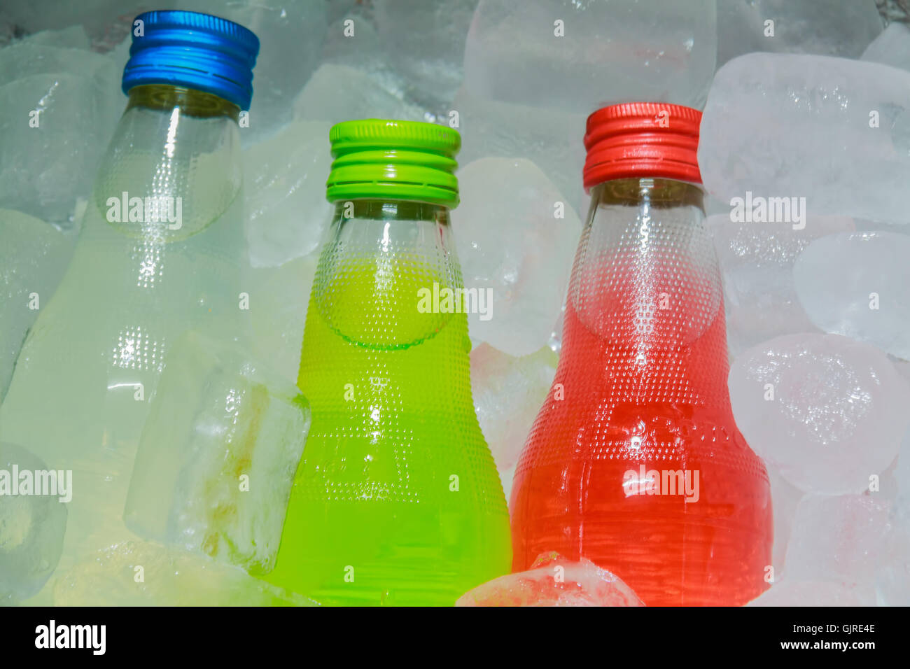 L'eau embouteillée et des fruits sains. Banque D'Images