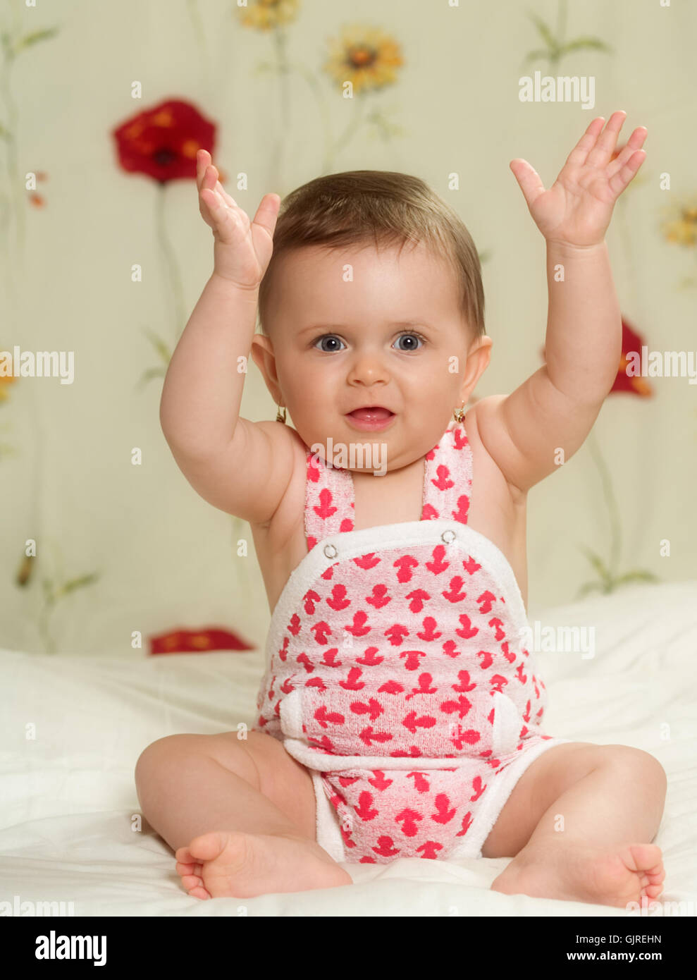 Heureux bébé timide Banque D'Images