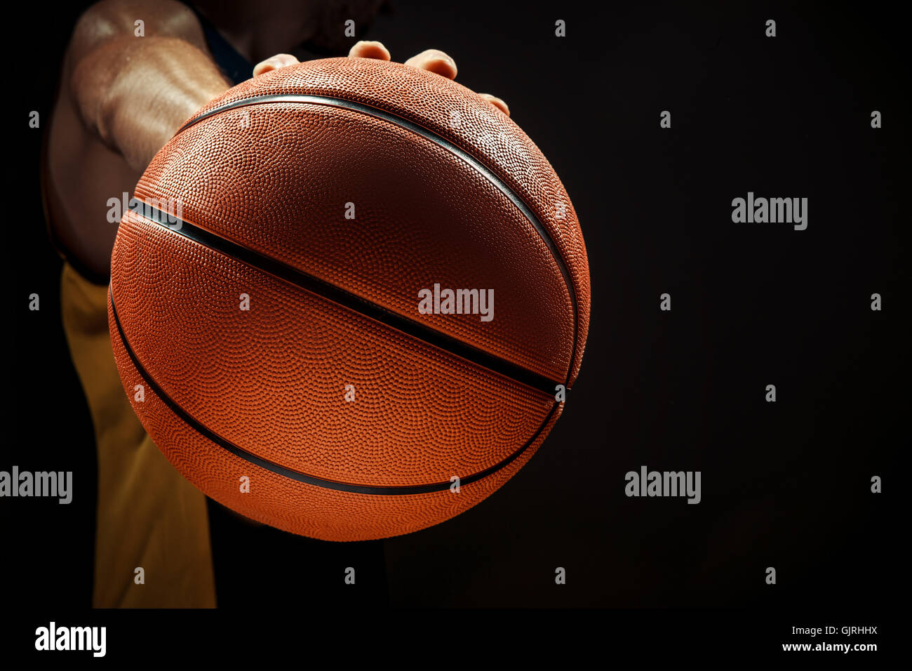 Voir la silhouette d'un joueur de basket-ball basket ball holding sur fond noir Banque D'Images