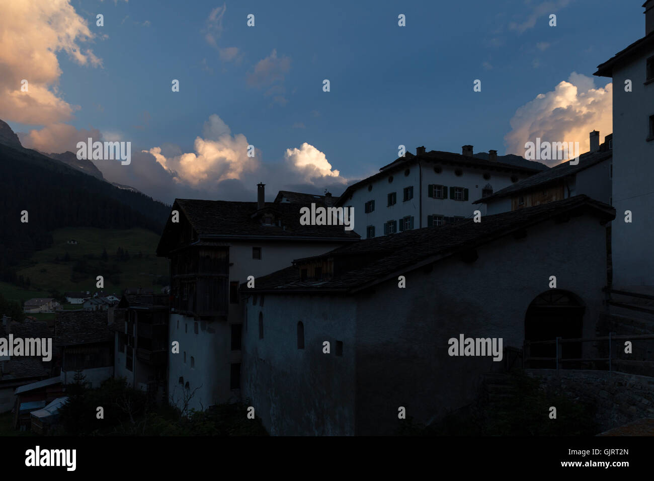 Vue sur plusieurs bâtiments ruraux, à l'aube dans une petite ville de montagne dans l'est de la Suisse Banque D'Images
