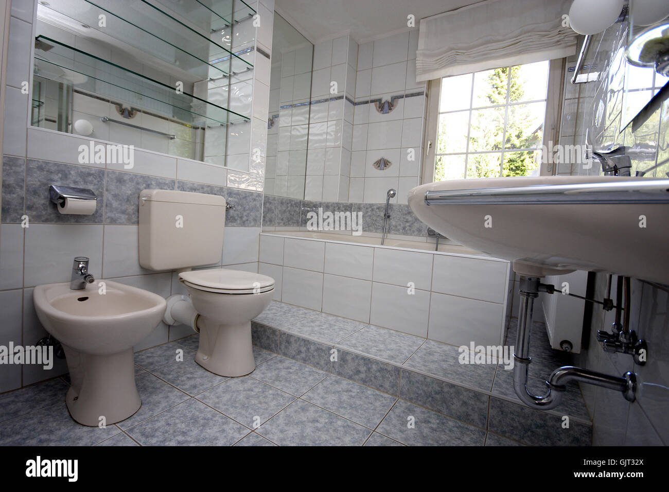 Toilettes lavabo baignoire à remous Banque D'Images