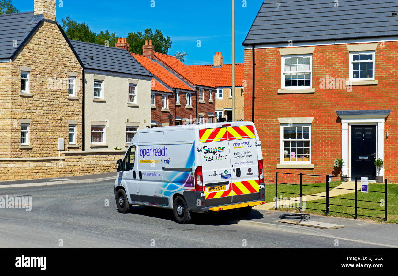 BT Openreach van stationné à l'extérieur de maison dans nouveau lotissement - haut - Moulin à Scalby, près de Scarborough, North Yorkshire, Angleterre Banque D'Images