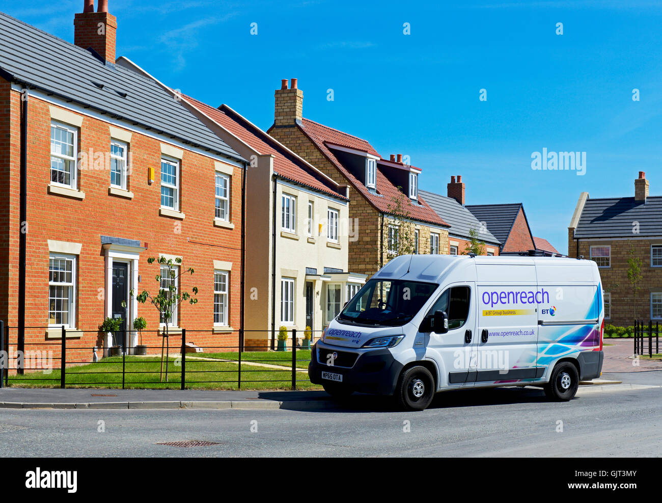 BT Openreach van stationné à l'extérieur de maison dans nouveau lotissement - haut - Moulin à Scalby, près de Scarborough, North Yorkshire, Angleterre Banque D'Images