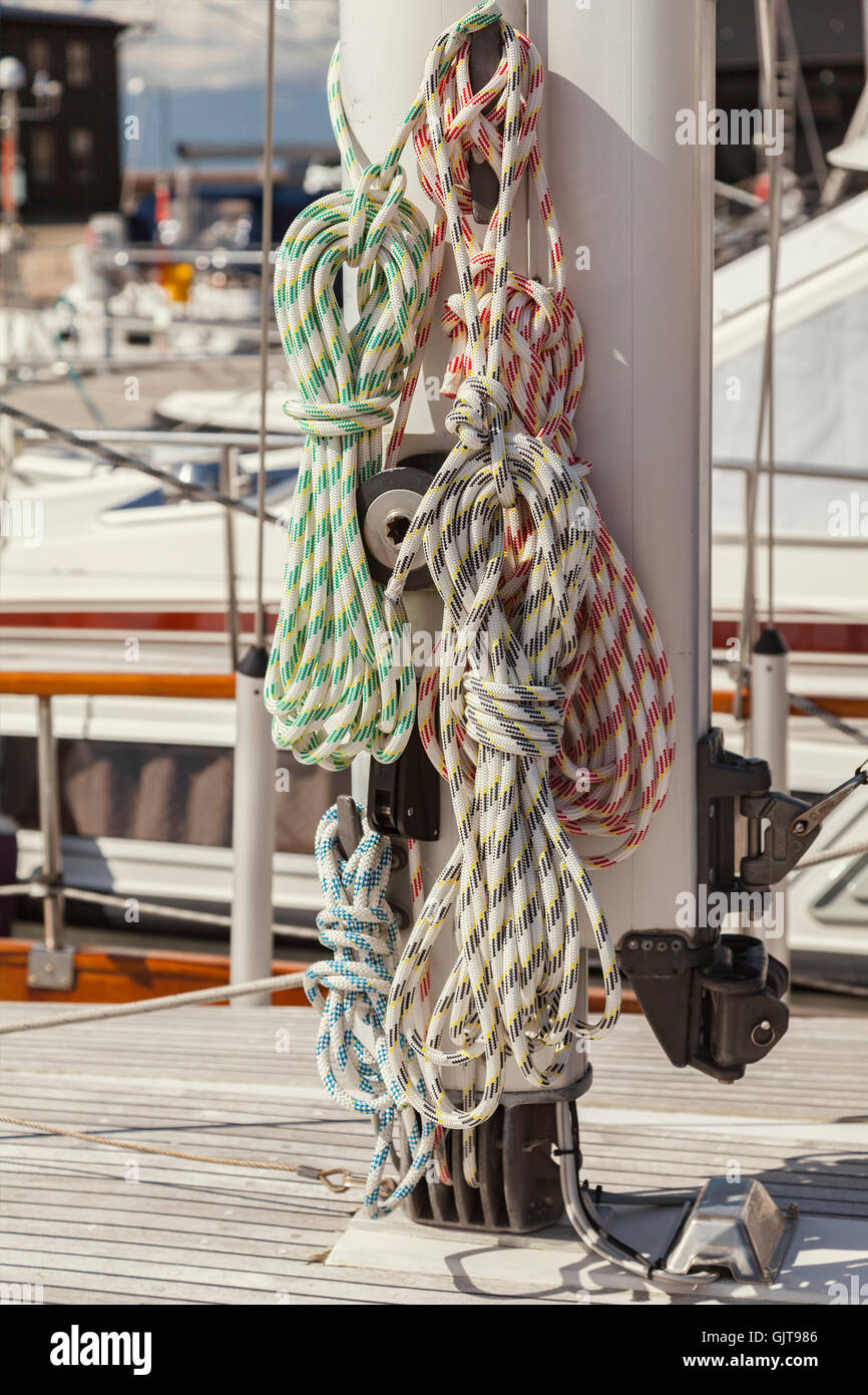 Image de voile ropes attaché à un mât de navire. Banque D'Images