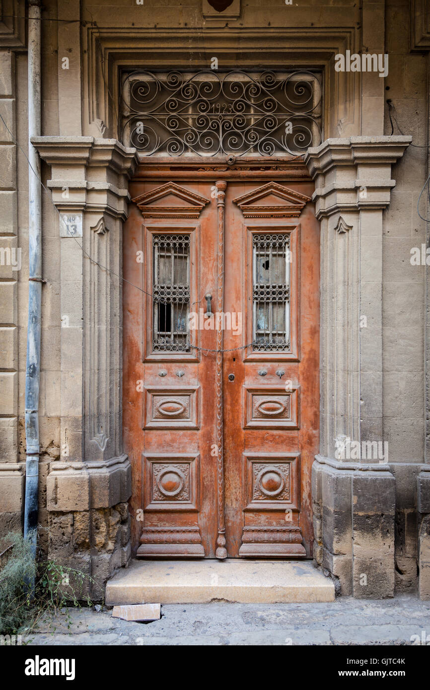 Une vieille porte en bois à Nicosie en Chypre Banque D'Images